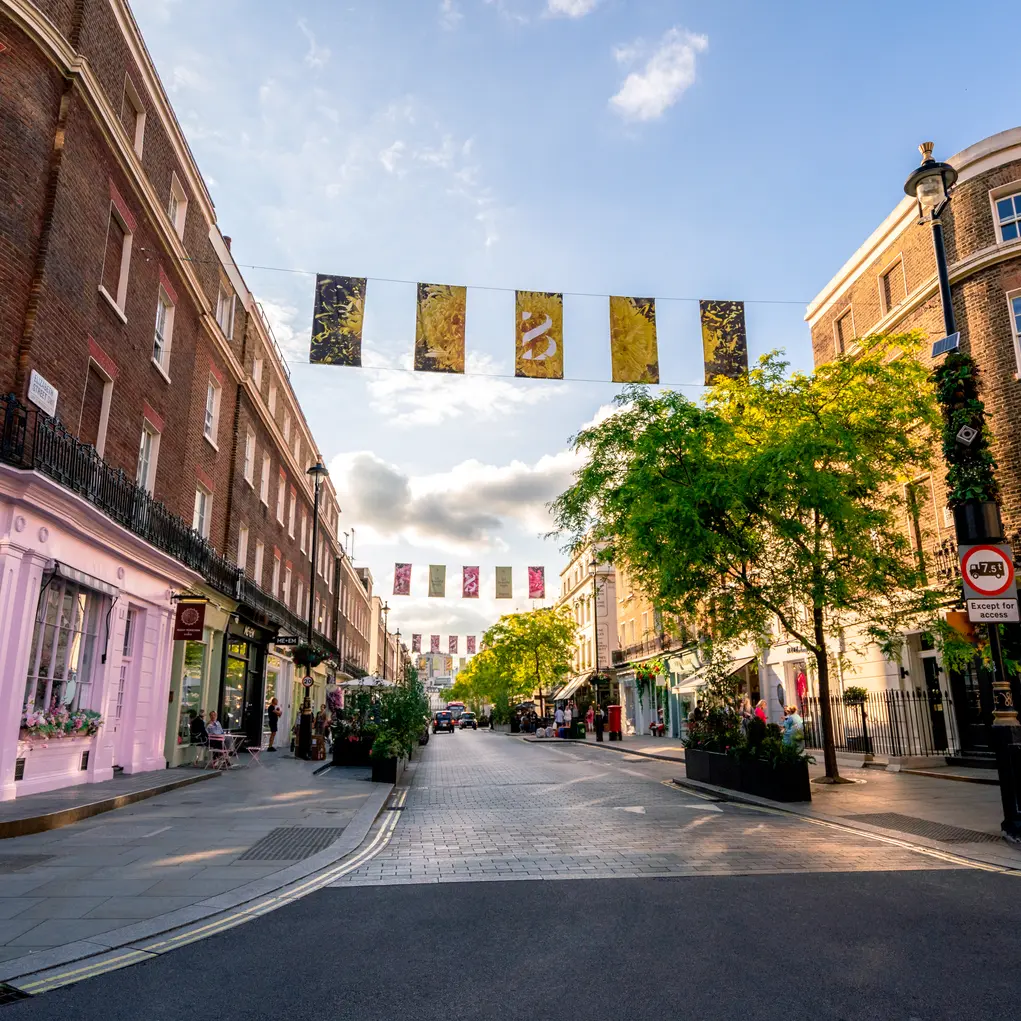 Elizabeth Street with Peggy Porschen cafe on the left and Tomtom Coffee House on the right